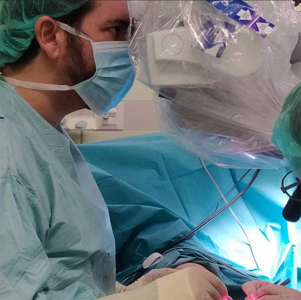 Cirujano plástico Dr. Sebastián Bonacic operando en Centro Médico en Burgos